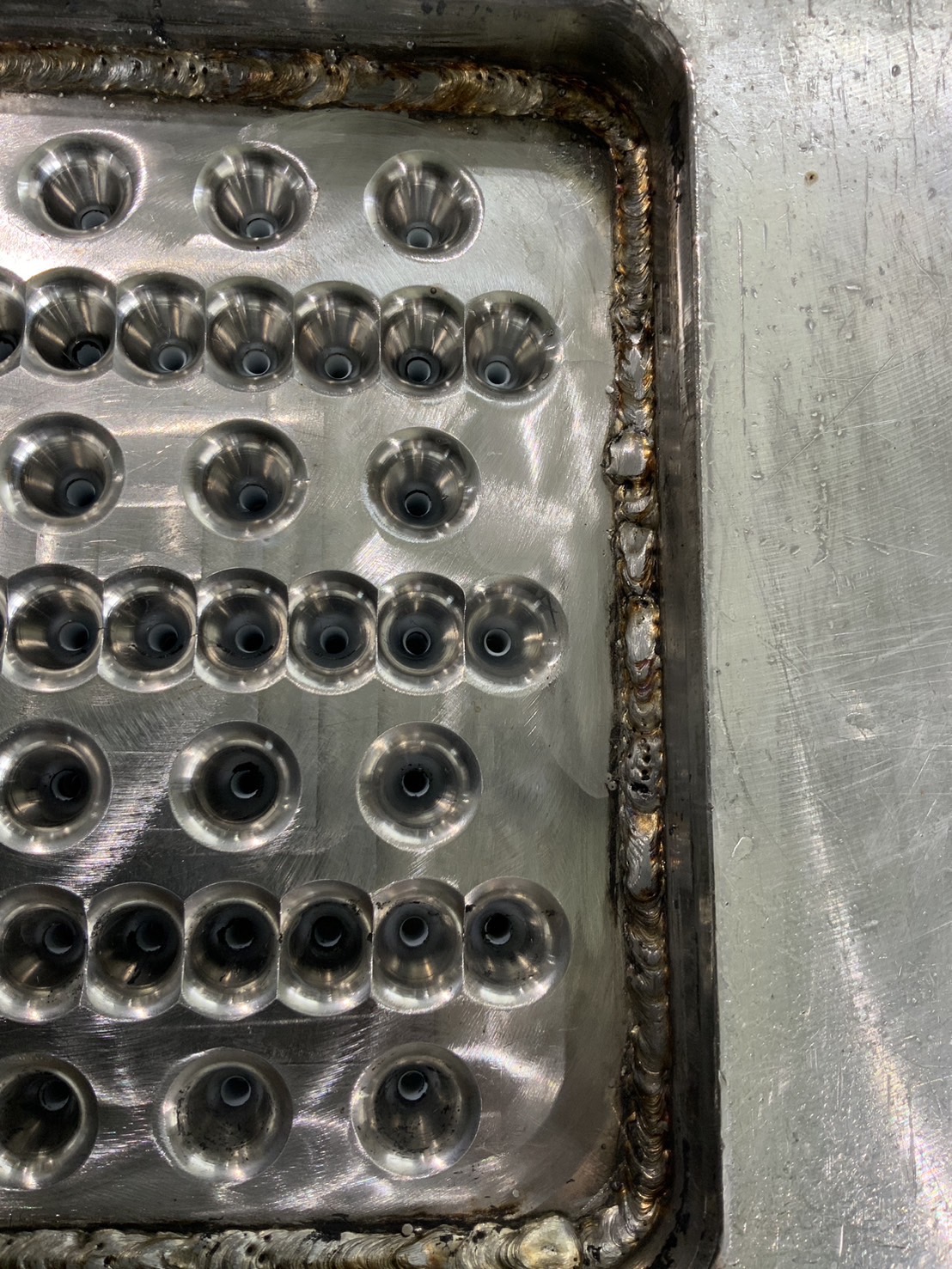 ゴム金型の改造による、材料歩留まり向上