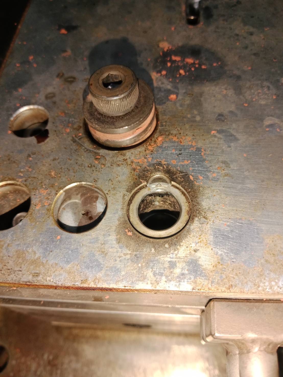 ガイドブッシュ破損のため、新調交換