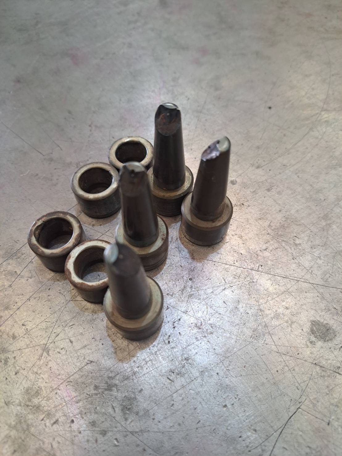 ゴム金型の破損したガイドピン＆ブッシュの交換修理